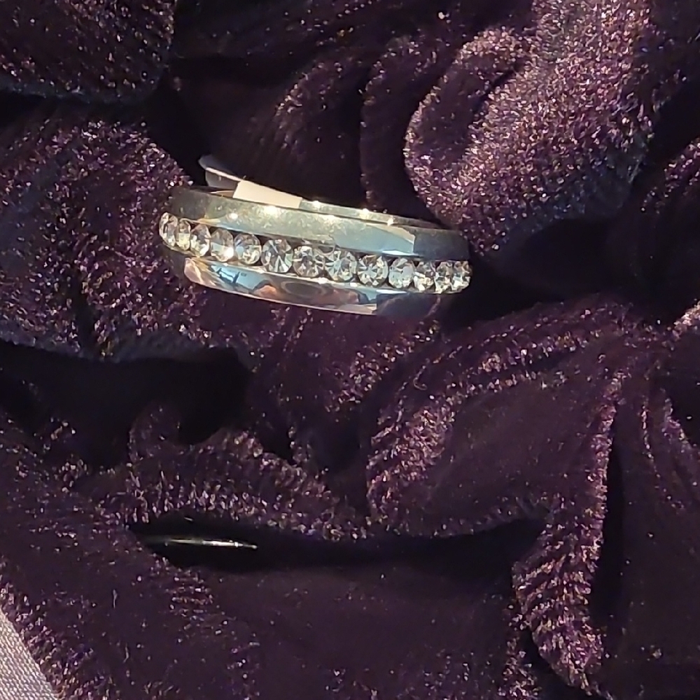Elegant Silver & Crystal Women's Ring Size 8 NWT - Picture 4 of 4